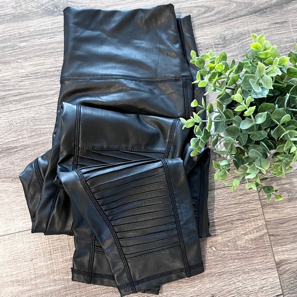 7 For All Mankind Black Faux Leather Moto Leggings NWOT Size L - Picture 4 of 16